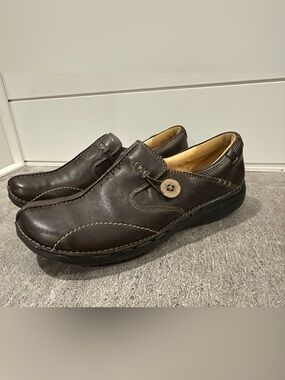 Clarks Women's “Un Loop” Dark Brown Leather Slip-On Loafers with Button Size 9N
